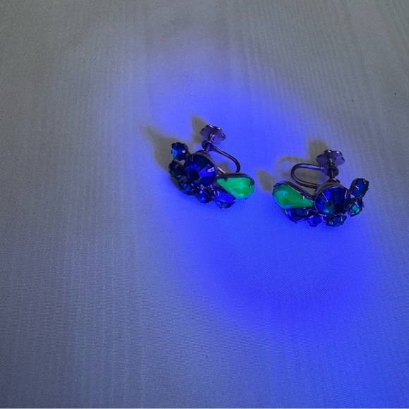 Beautiful Uranium Crystal Rhinestone Emerald Green Clip On Earrings Vintage - Picture 10 of 14